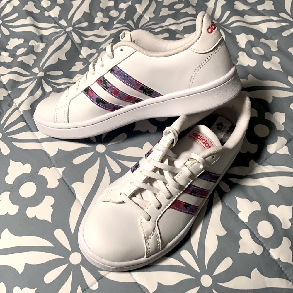 NWOT Woman’s ADIDAS Sneakers